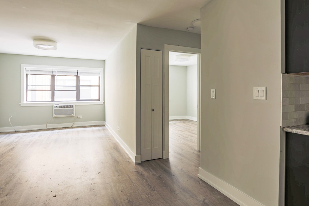 Building Photo - 448 W Barry Ave