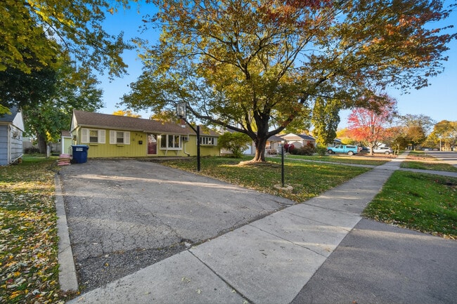 Building Photo - 212 N Knollwood Dr