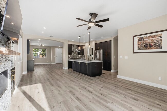 Building Photo - 601 Tamarindo Way