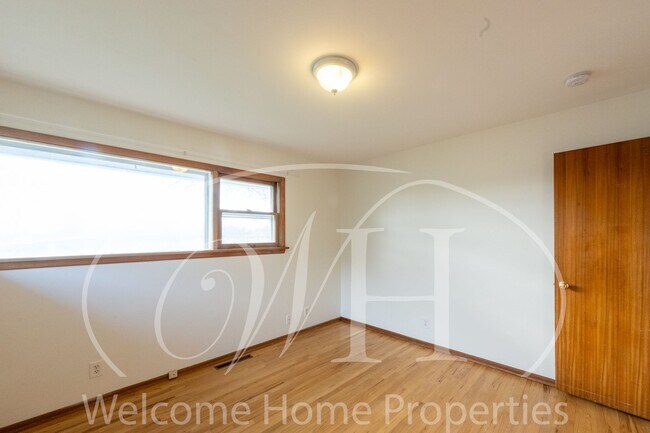 Building Photo - Spacious 5 Bedroom Home with Fenced Yard & Covered Parking