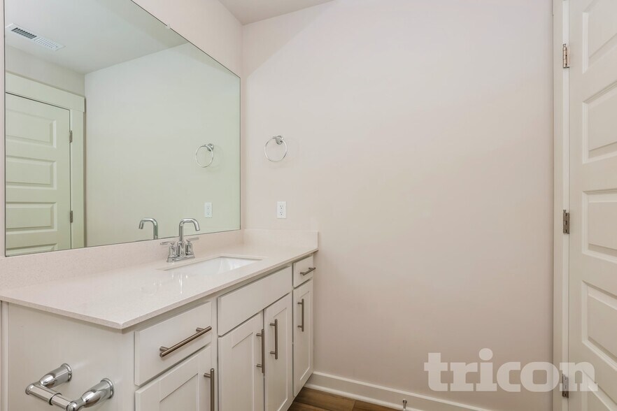 Building Photo - 7012 Park Knoll Dr