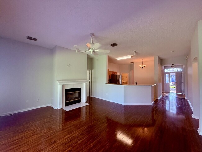 Building Photo - Stunning Lakefront Retreat: 3BR/2BA Home w...