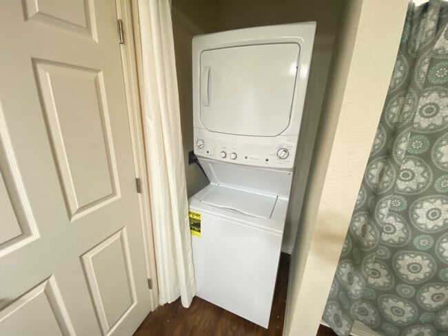 Building Photo - 5372 Diplomat Ct