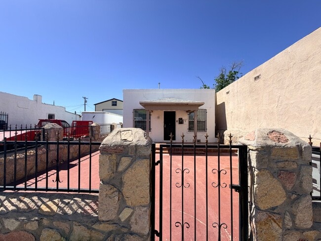 Building Photo - 2221 Bassett Ave