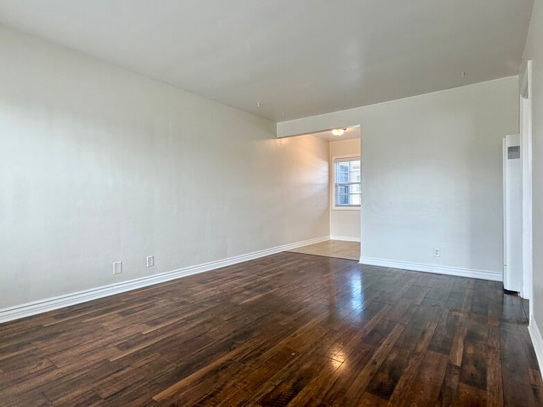 Building Photo - 982 W Hamilton Ave