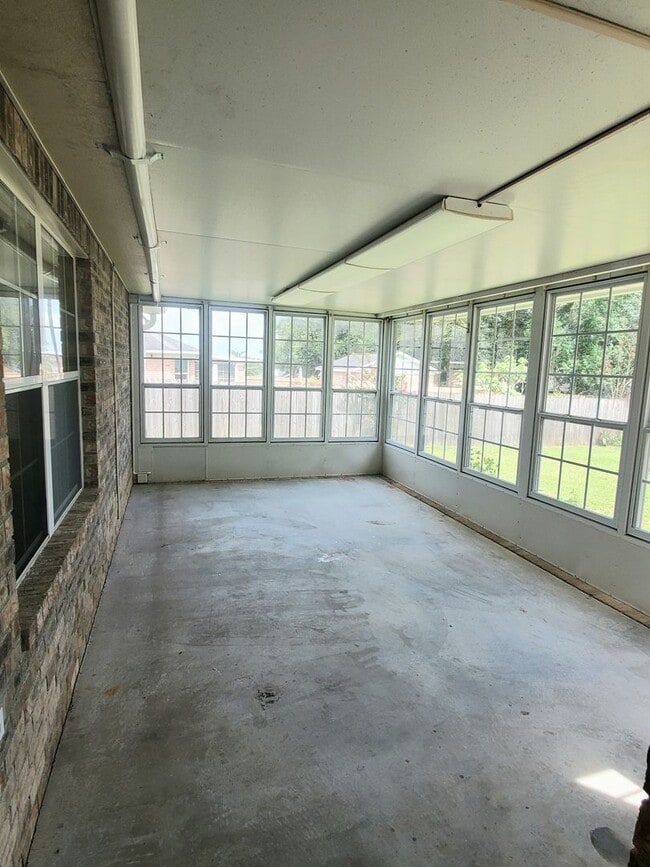 Building Photo - Well cared for 3 Bedroom, 2 Bath Home in Copperfield Subdivision in Pace.