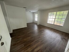 Building Photo - Spacious 2-Bedroom Duplex in Prime Gainesv...