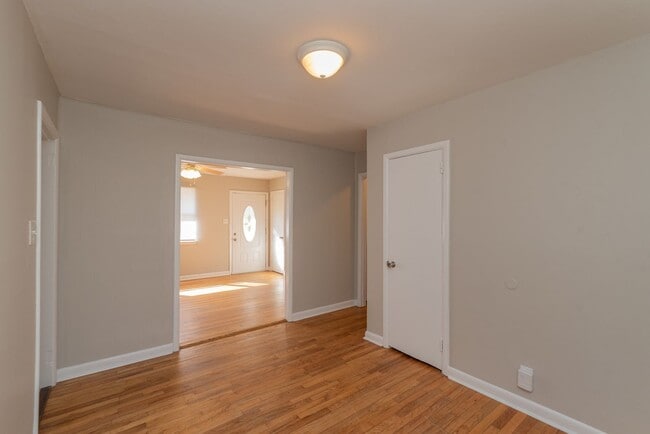 Building Photo - $1,300 - 3 bed/2 bath house for rent in Fl...