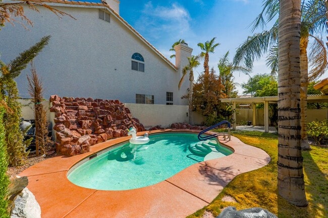 Building Photo - Single Story Northwest 3 Bedroom Pool Home