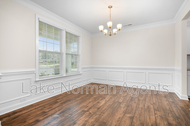 Building Photo - 196 Longleaf Dr