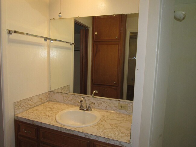 Building Photo - 2810 Teakwood Dr
