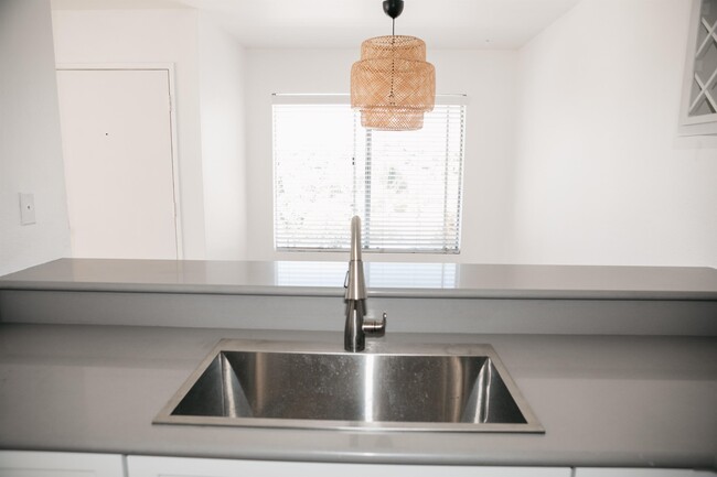 Building Photo - 681 Diamond Way