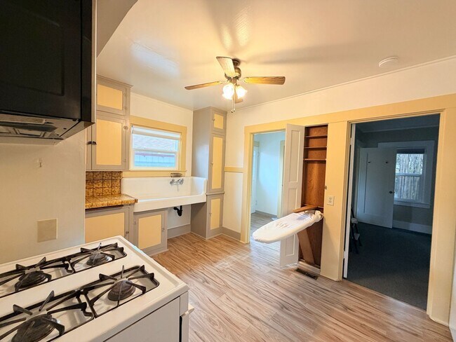 Building Photo - Charming 1BD/1BA Cottage Walkable to Downtown Petaluma