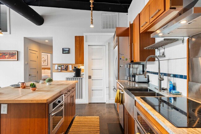 Building Photo - 9801 Mor Dr