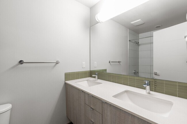 Building Photo - Stylish 3 BR/ 2/5 BA townhouse in Seattle