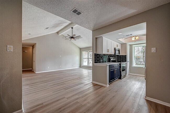 Building Photo - 3422 Deer Valley Dr