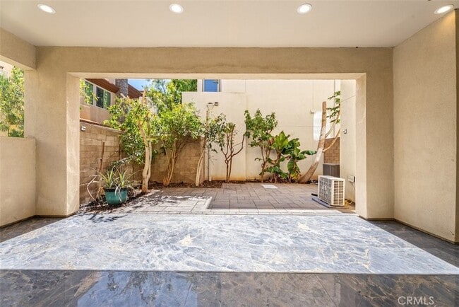 Building Photo - 123 Interval