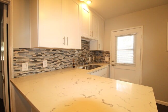 Building Photo - Quaint Midtown Ventura Duplex w/Many Upgra...