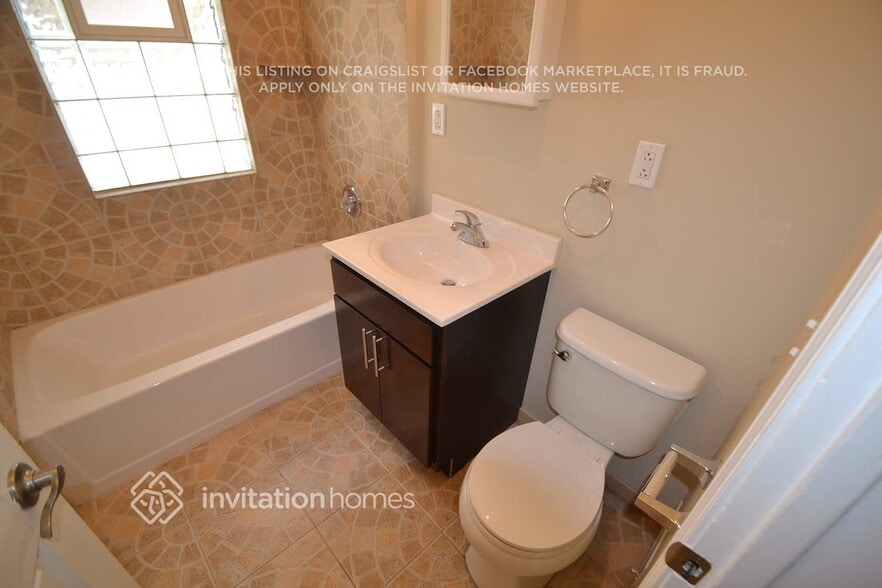 Building Photo - 4046 N McVicker Ave