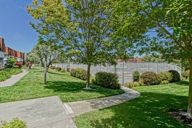 Building Photo - Bright & Airy, End-Unit 3BR2.5BA Townhouse w/ 2-Car Garage in Beautiful Gated Community w/ Pool &...