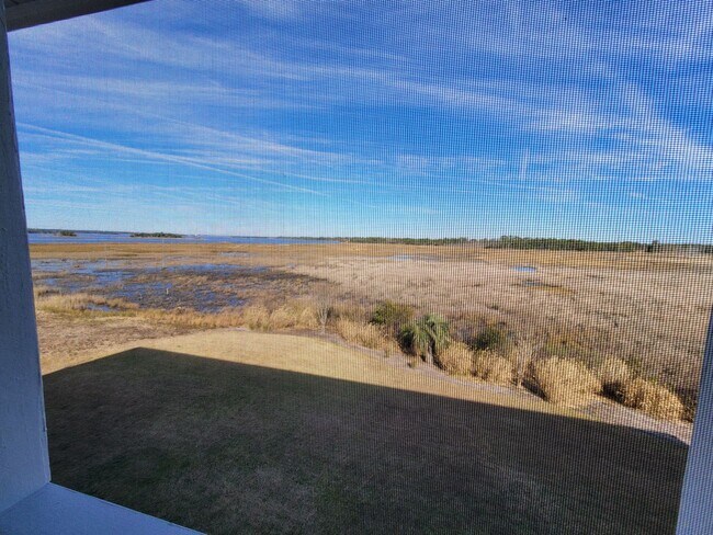 Building Photo - Welcome to our stunning 3-bedroom, 2-bathroom condo located in the beautiful city of Wilmington, NC.