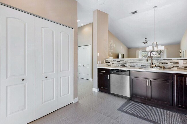 Building Photo - 13115 Belhaven Ct