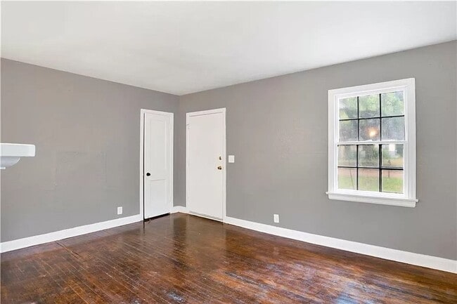 Building Photo - Newly Remodeled 2 Bedroom | 1 Bathroom