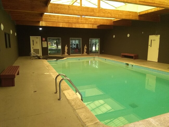 Building Photo - Great location off Leetsdale/Parker and Florida with lots of amenities such as AC, pool, hot tub,...