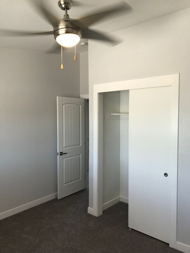 Building Photo - 3 bedroom updated Townhome