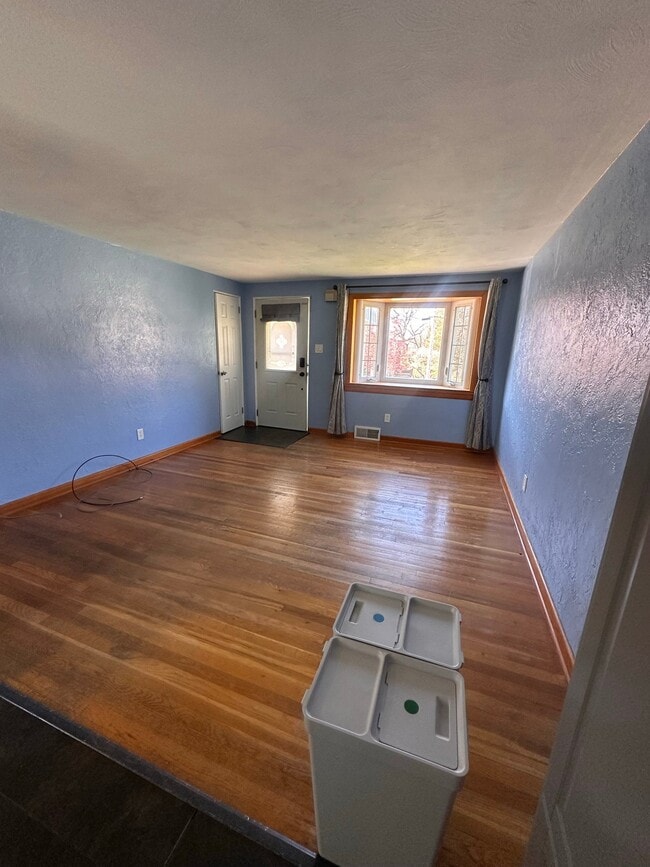 Building Photo - 206 Valley Vale Dr