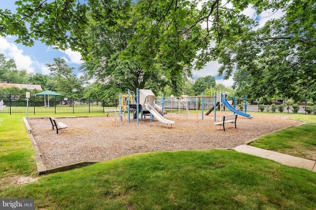 Building Photo - 10-U-10 Avon Dr