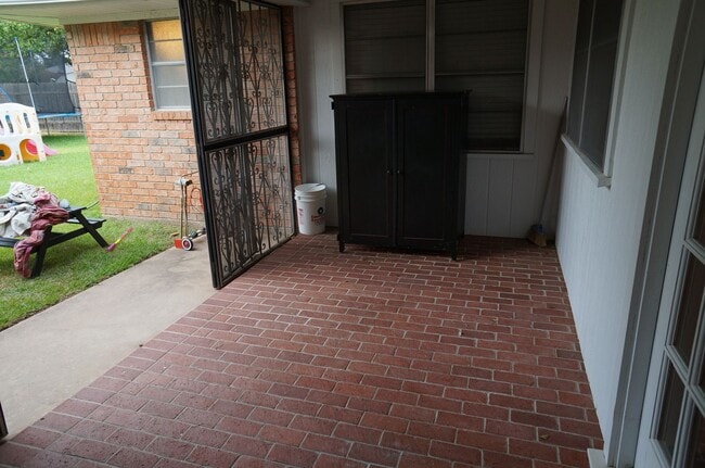 Building Photo - 601 Rock Hollow Dr