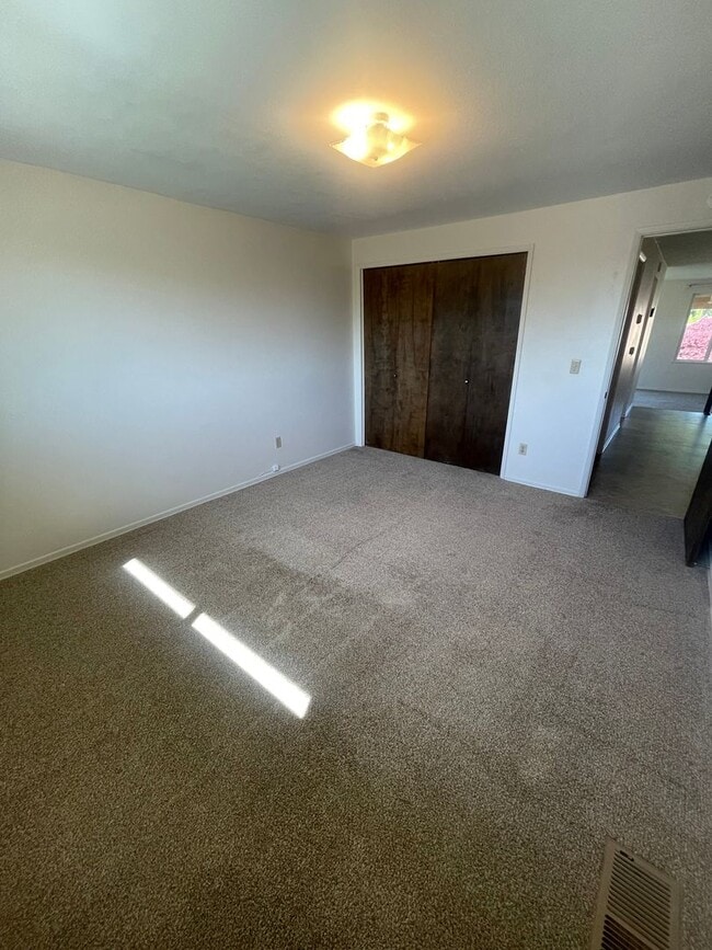 Building Photo - Charming 2 Bedroom Duplex With Fenced Yard...