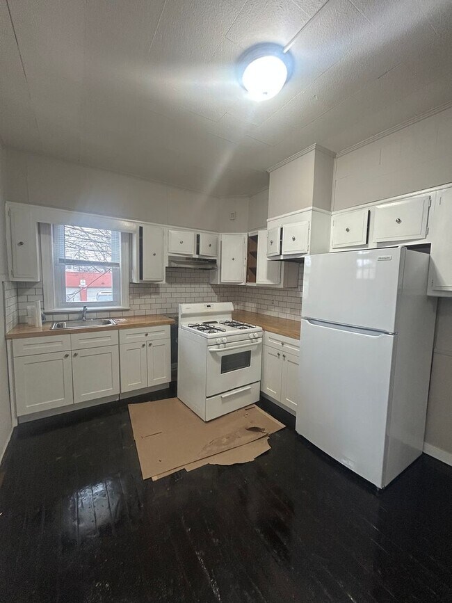 Building Photo - 4 Bedroom in York City