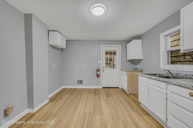 Building Photo - 1009 W Lackawanna Ave