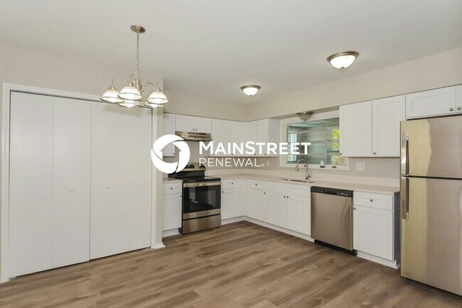 Building Photo - 3 Bedroom Pet-Friendly Home in BRADENTON, FL with Main Street Renewal