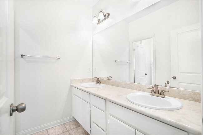 Building Photo - Beautiful 5 Bedroom Custom-Built Home in C...