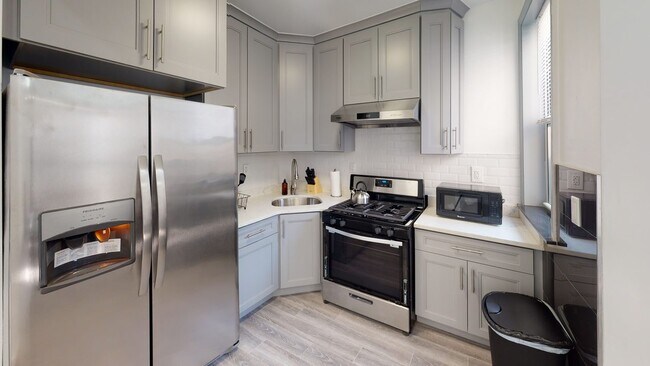 Building Photo - Queen room in 4-bed/2.0-bath Home
