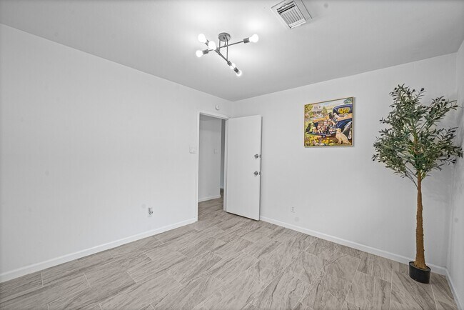 Building Photo - 11823 S Willow Cir