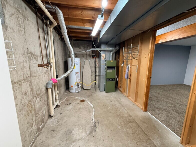 Building Photo - 5879 S Oak St