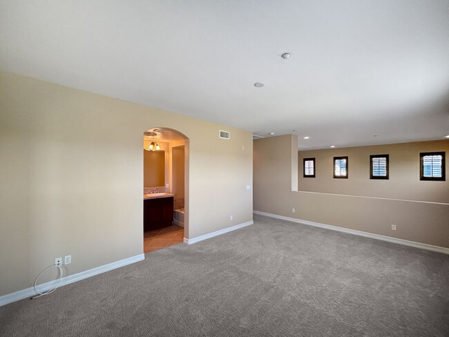 Building Photo - Beautiful & Spacious 2BD/2BA Townhouse in ...