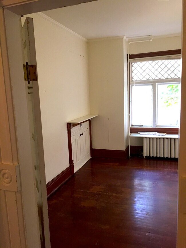 Building Photo - 910 N Garden St