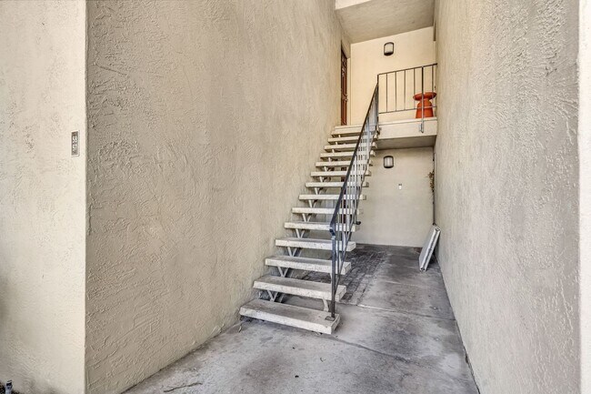 Building Photo - 2562 Walnut Blvd