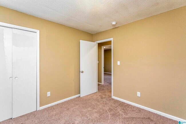 Building Photo - 5849 Janet Dr