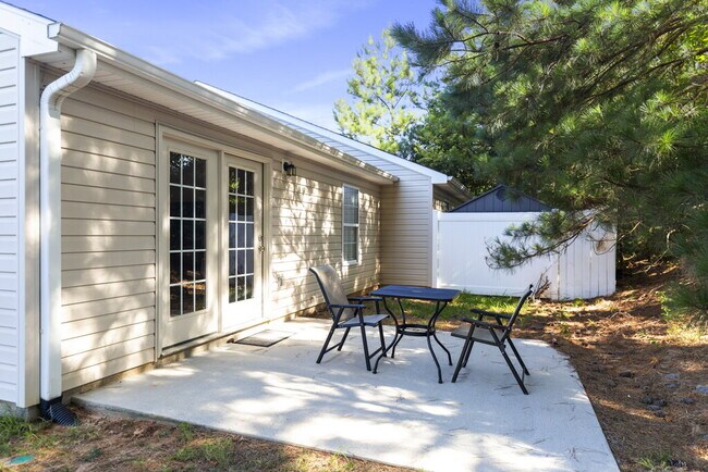 Building Photo - 2 bed, 2 bath, Furnished for Short Term Le...