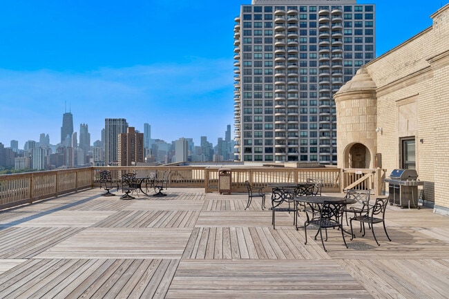 Building Photo - 2000 N Lincoln Park W