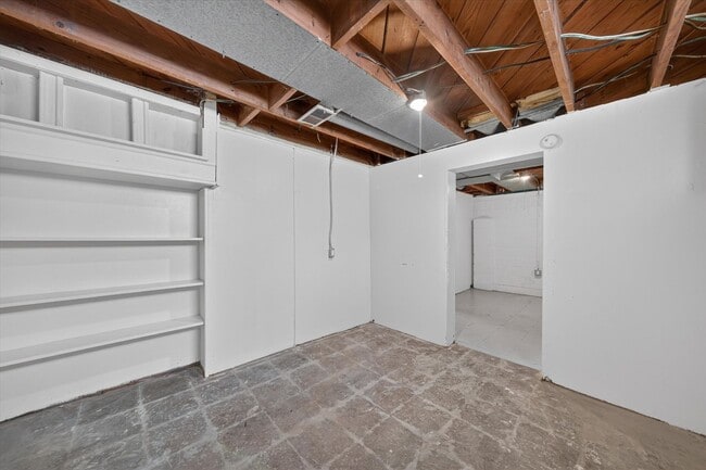 Building Photo - Charming 3-Bedroom Bungalow for Rent in Lincoln Park