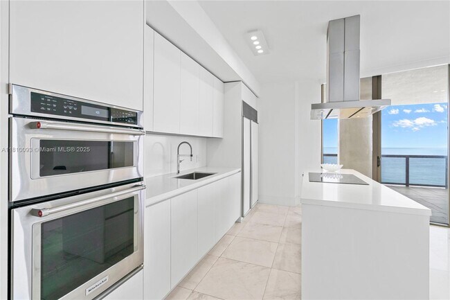 Building Photo - 16275 Collins Ave