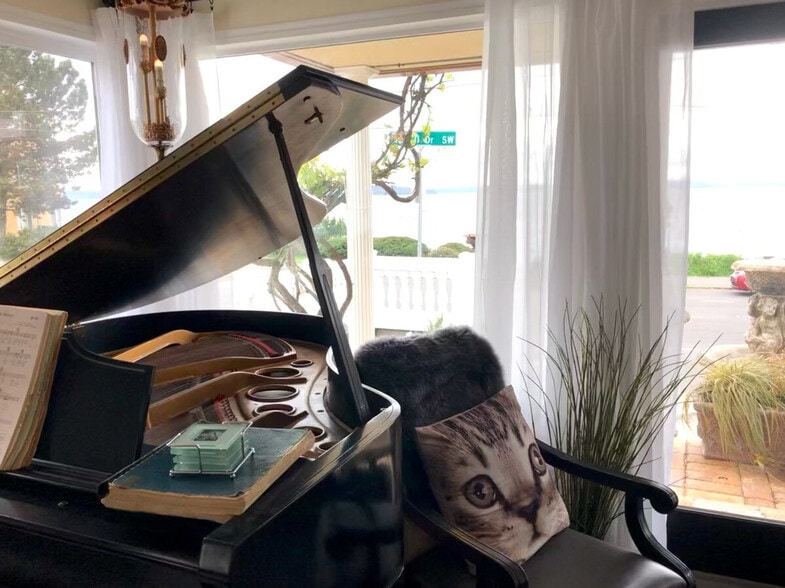 Building Photo - 4030 Beach Dr SW