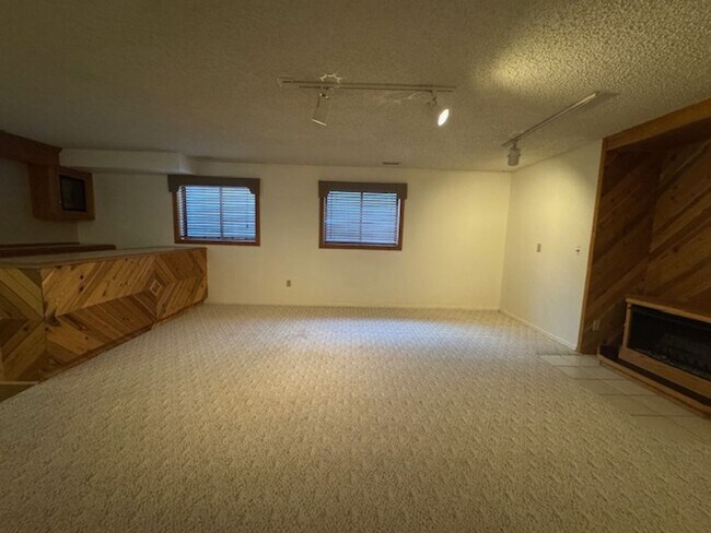 Building Photo - ELEGANT 5BD in WOODLAND HILLS/D20 - Security Deposit Waiver Available